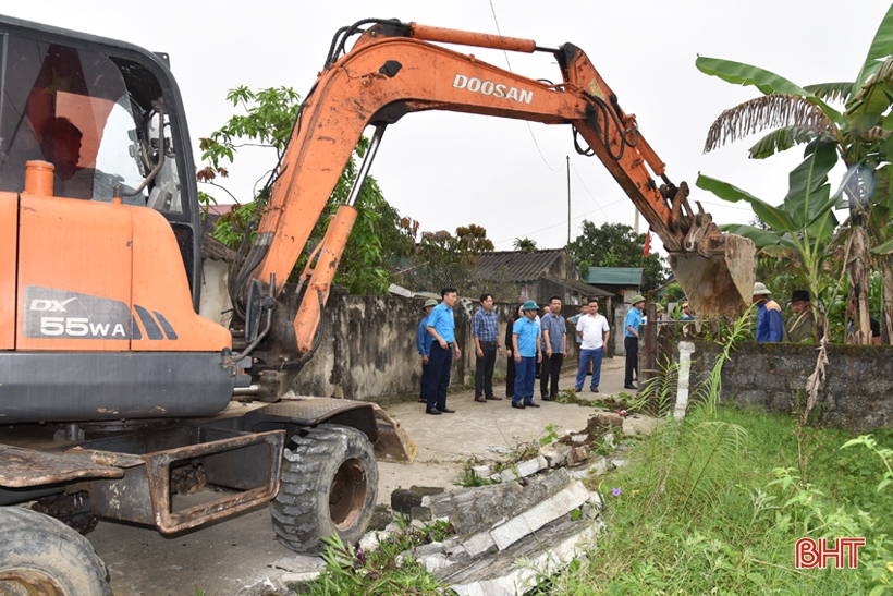 Cuối tuần, Lộc Hà huy động 2.500 ngày công làm nông thôn mới