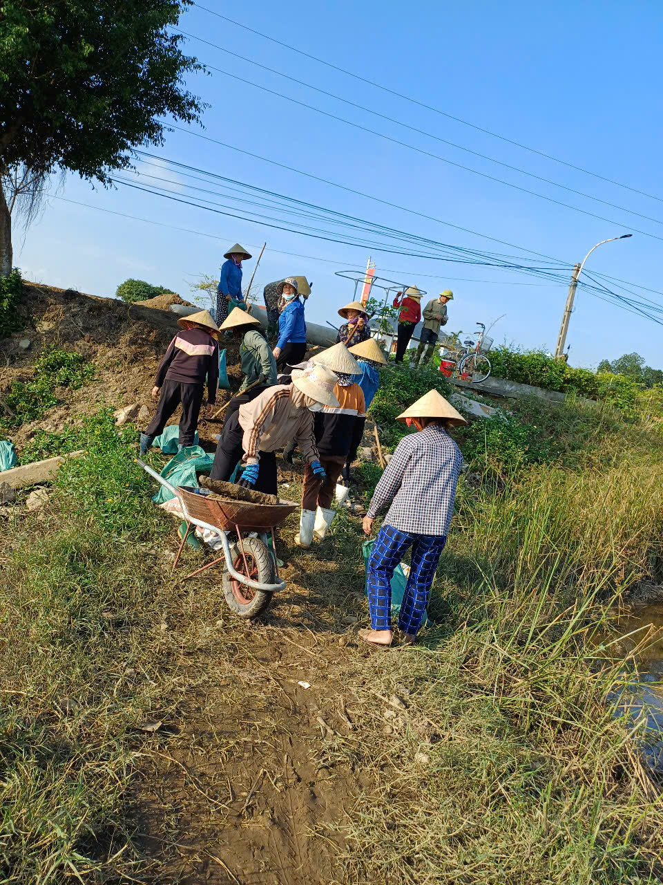 NHÂN DÂN MAI PHỤ RA QUÂN NẠO VÉT KÊNH MƯƠNG NỘI ĐỒNG PHỤC VỤ SẢN XUẤT VỤ XUÂN NĂM 2025